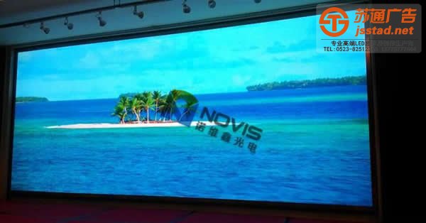 户外LED全彩显示屏制作流程：1．插灯 2．焊锡 3. A.塑胶套件的安装3B.驱动板 4．灯板与驱动板的焊接 5．校板 6．检测 7．固定灯板 8．上架箱体 9．测试，电脑调试